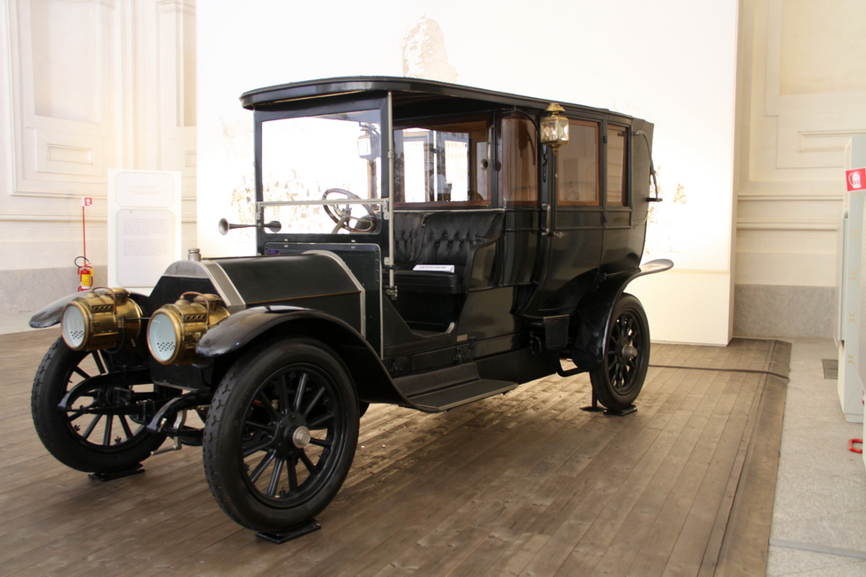 Carrozze Reali_151.JPG - L'automobile costruita nel 1909 per la regina Margherita su progetto di Cesare Sala.